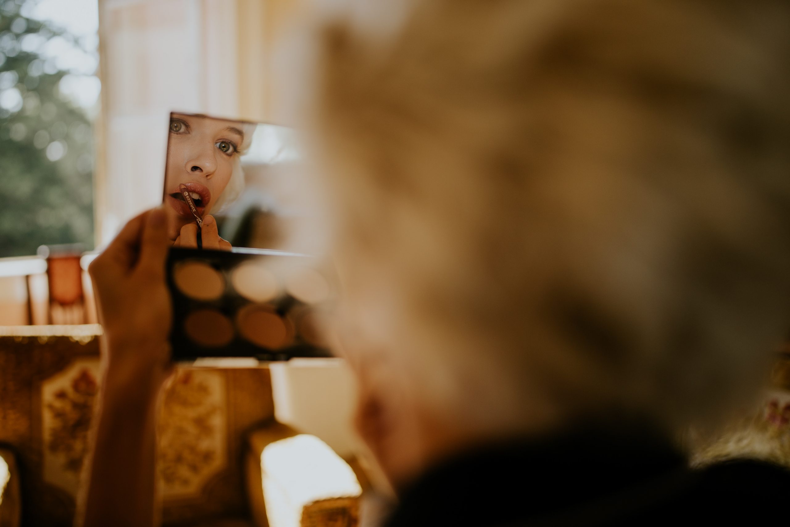 bride preparation mirror reflection